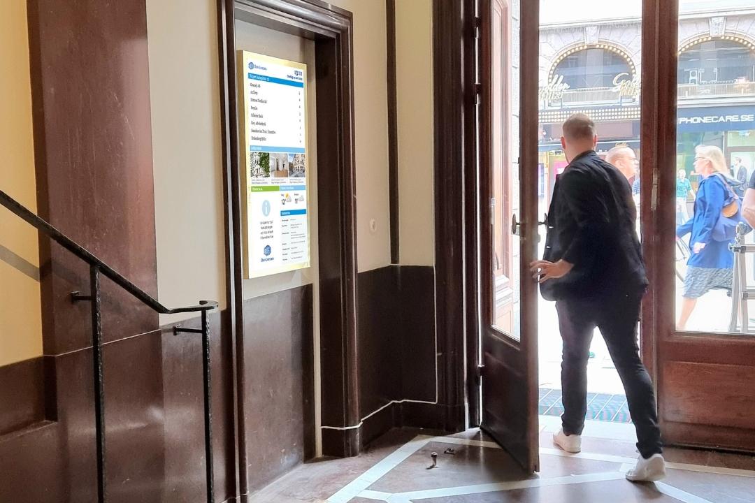 Solid infodisplay signcast